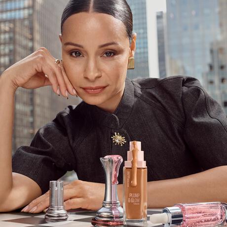 Maybelline New York Lifter Plump & Glow Foundation 220