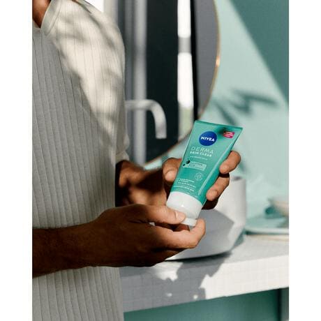 NIVEA Derma Skin Clear Scrub Onzuivere Huid 150 ML