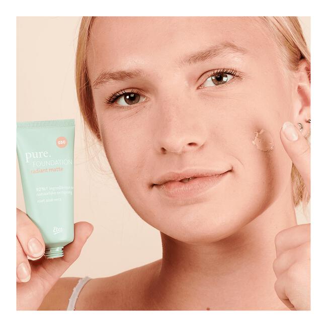 Etos Pure Foundation Radiant Matte 030 Cool Ivory