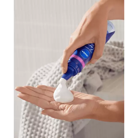 NIVEA Care & Hold Styling Mousse 150 ML