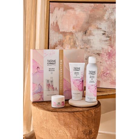 Therme Mindful Blossom Cadeauset Shower Foam Body Butter Shower Scrub