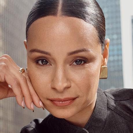 Maybelline New York Lifter Plump & Glow Foundation 325