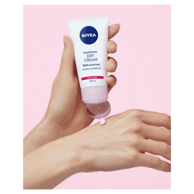 NIVEA Essentials +24h Voedende Dagcrème SPF15 50 ML