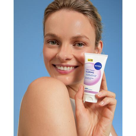 NIVEA Essentials +24h Voedende Dagcrème SPF15 50 ML