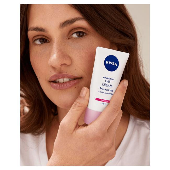 NIVEA Essentials +24h Voedende Dagcrème SPF15 50 ML