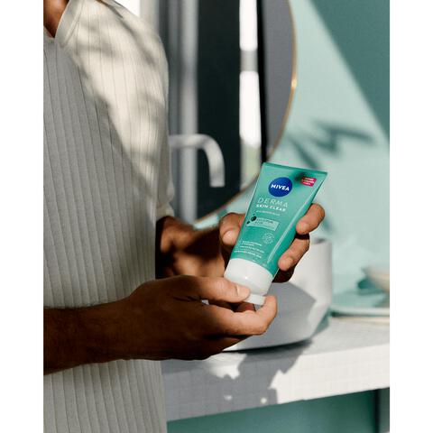 NIVEA Derma Skin Clear Scrub Onzuivere Huid 150 ML