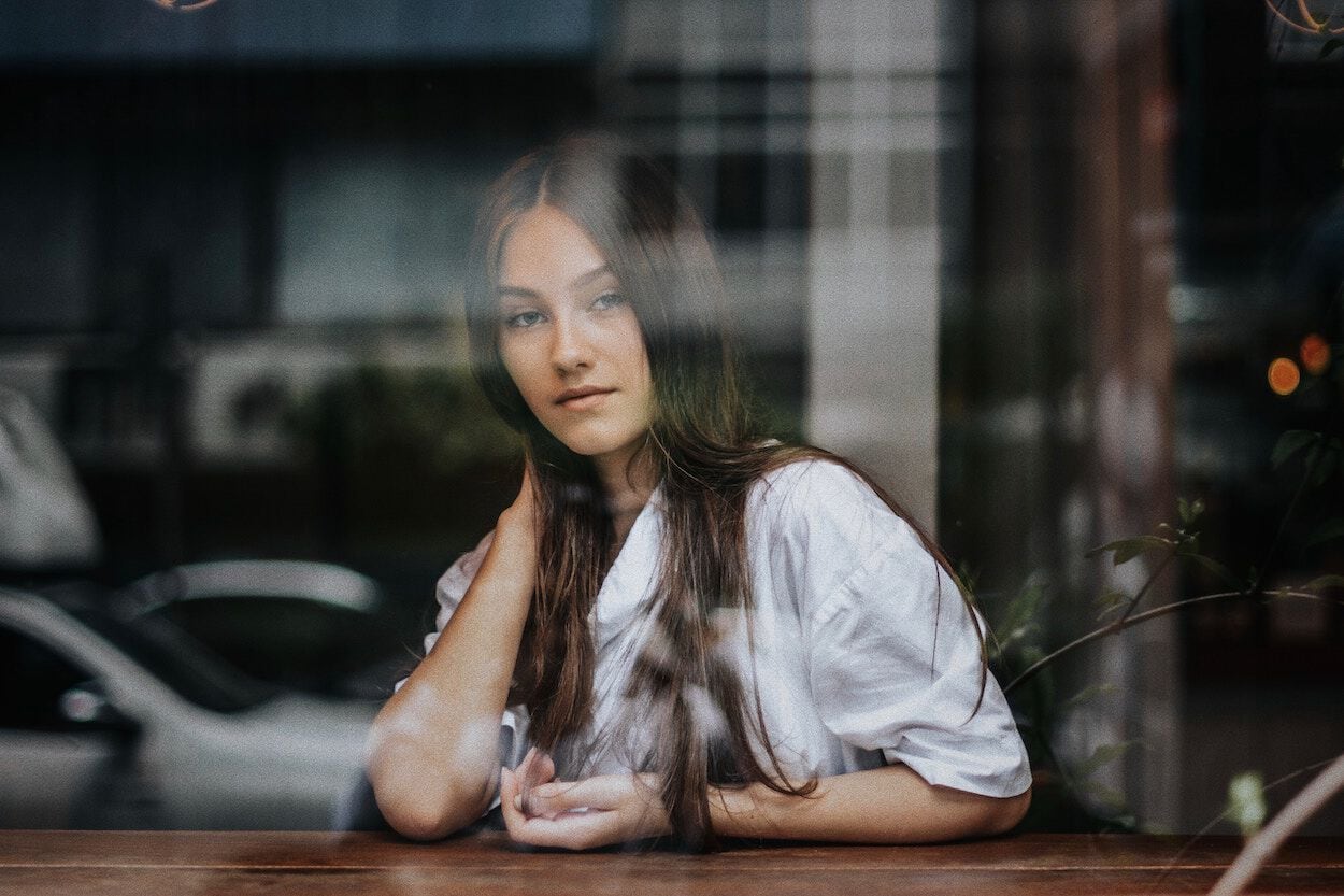 Vrouw die endometriose heeft.