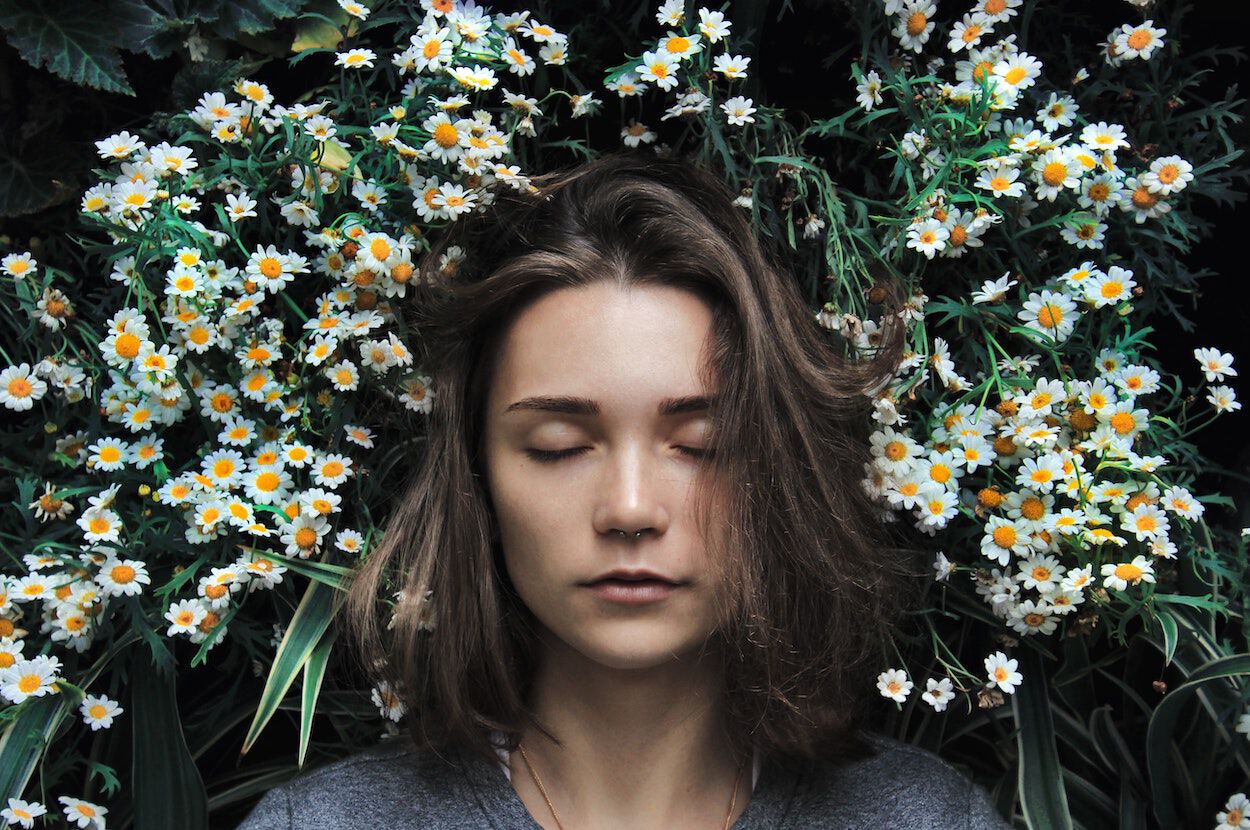 slapende vrouw met bloemen