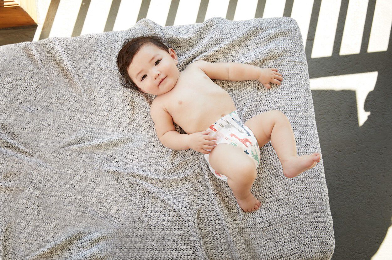 baby in luier op een kleedje
