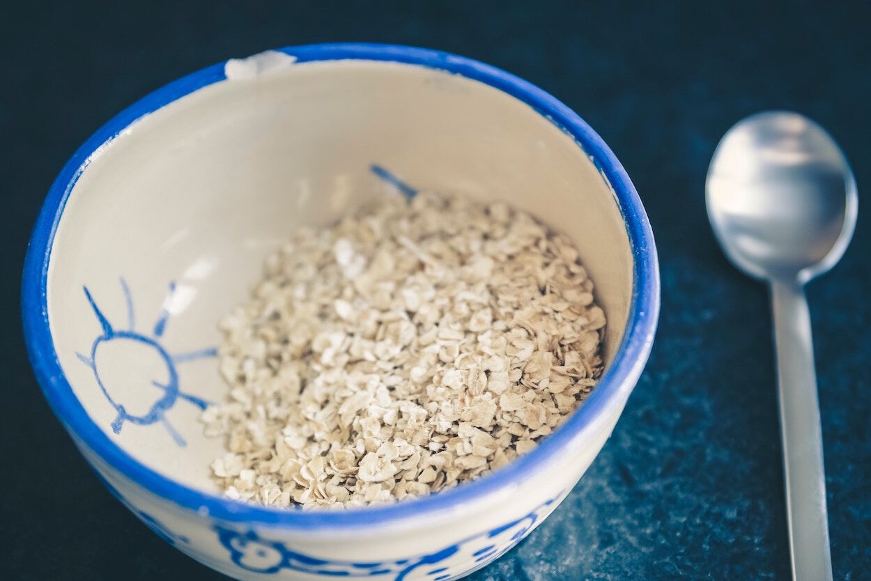 schaaltje met havermoutvlokken