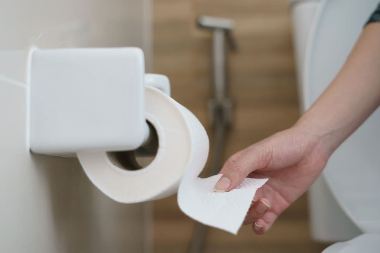 Rol toiletpapier bij stoelgang