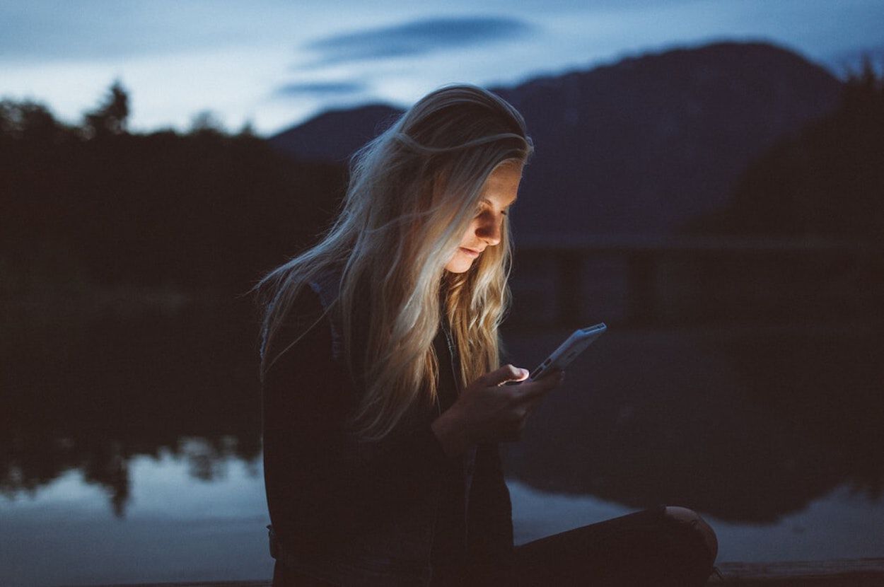 meisje in het donker met haar telefoon