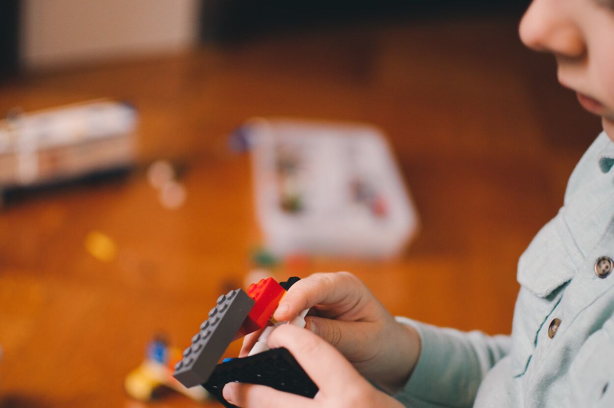 Toiletpapier zit vast in de neus van het kind