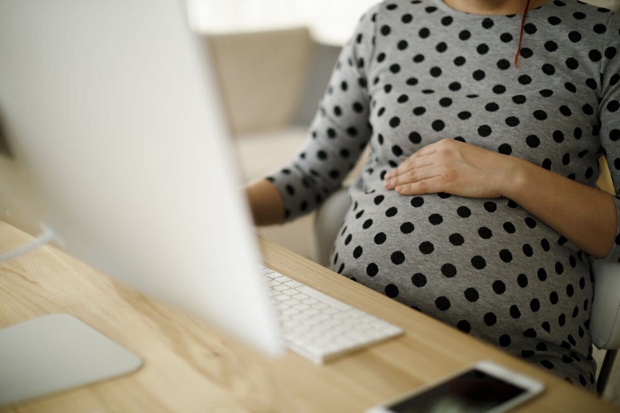 zwangere vrouw achter laptop
