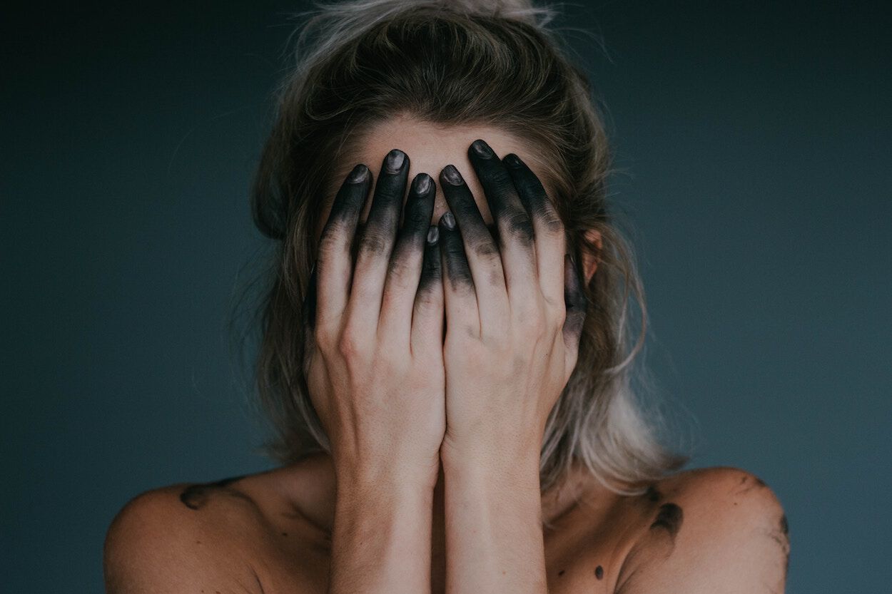 vrouw met houtskool aan haar handen