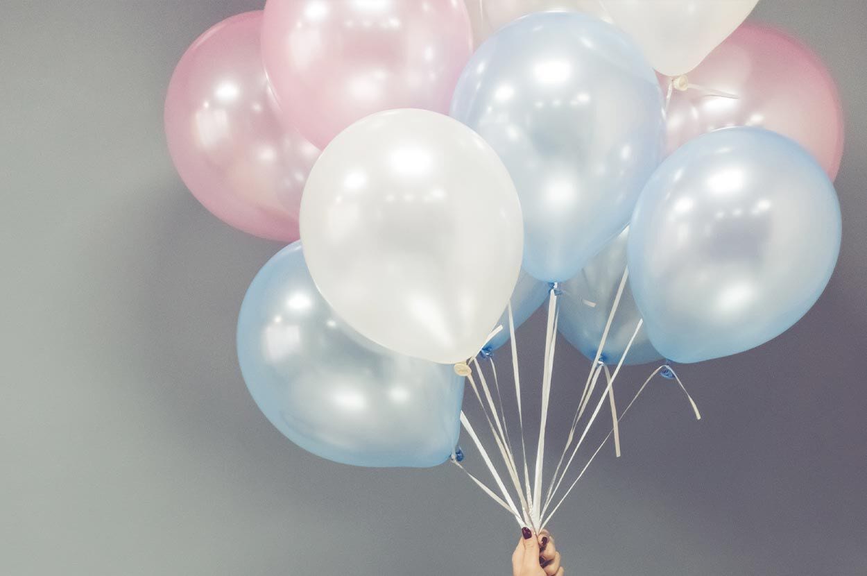 Ballonnen in de kleur roze blauw en wit. 