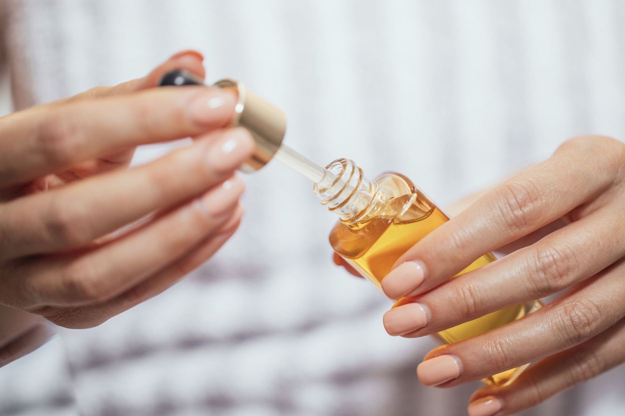 vrouw met serum in handen
