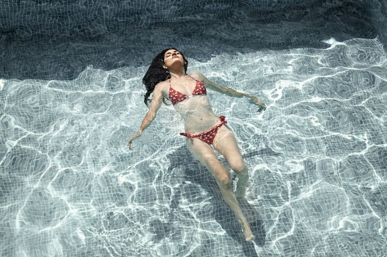 vrouw in bikini in zwembad