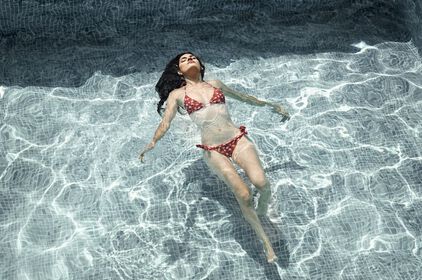 vrouw in bikini in zwembad