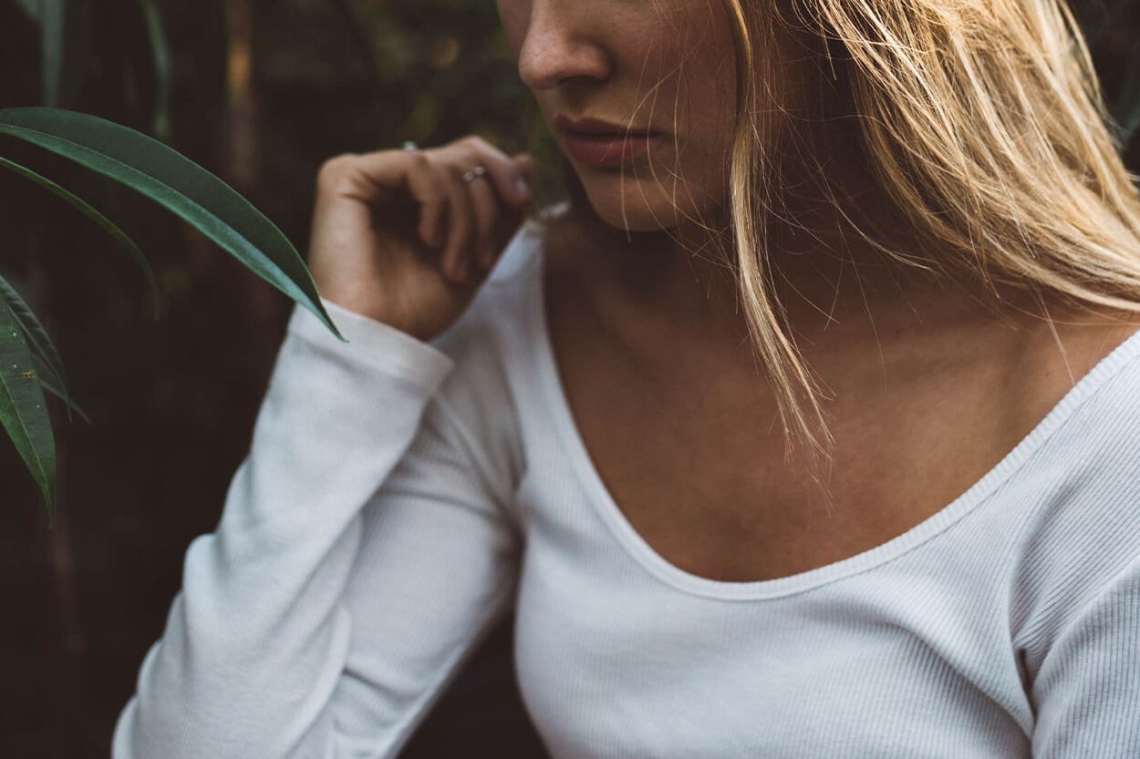 blonde vrouw in wit shirt