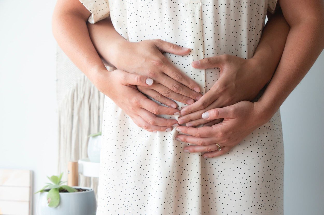 Vrouw en man handen op zwangere buik
