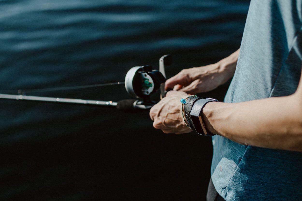 vissende man met activity tracker om