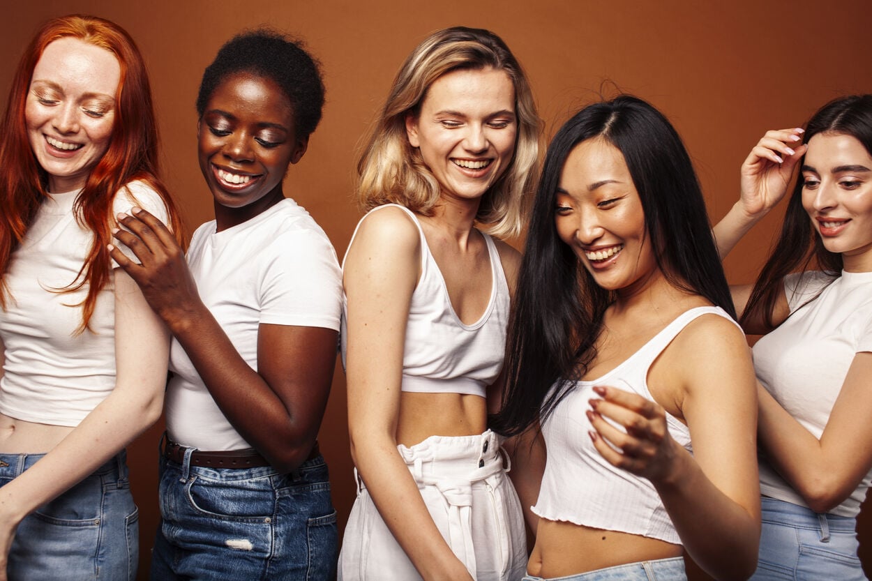 Vrouwen die naast elkaar staan die elk een ander seizoenstype zijn en er anders uitzien.
