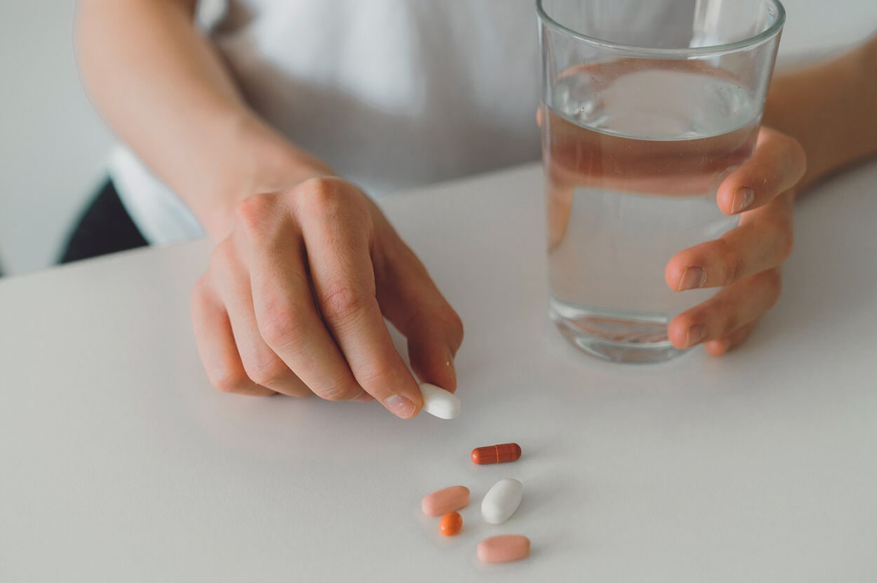 persoon die vitamine b6 tot zich neemt