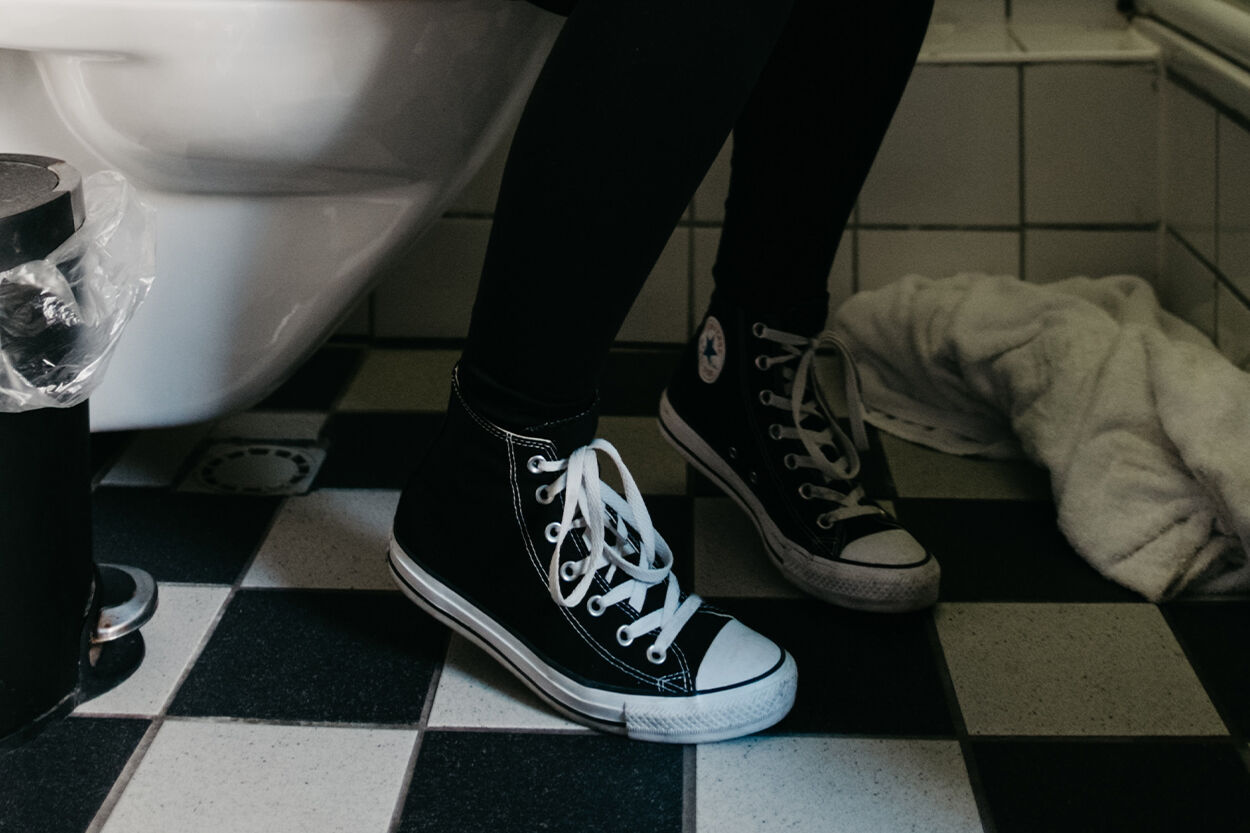 benen van persoon op toilet