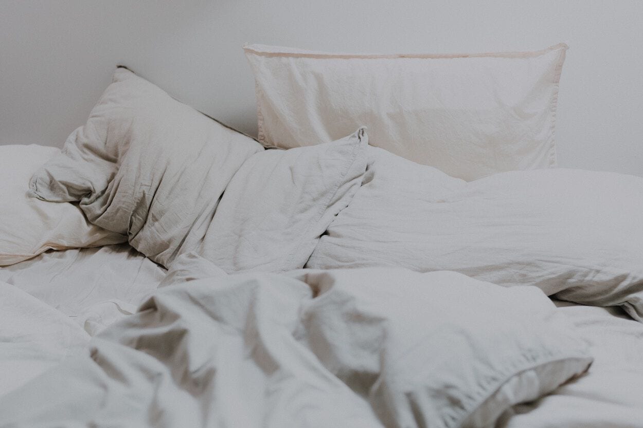 Dekbed en kussens op bed