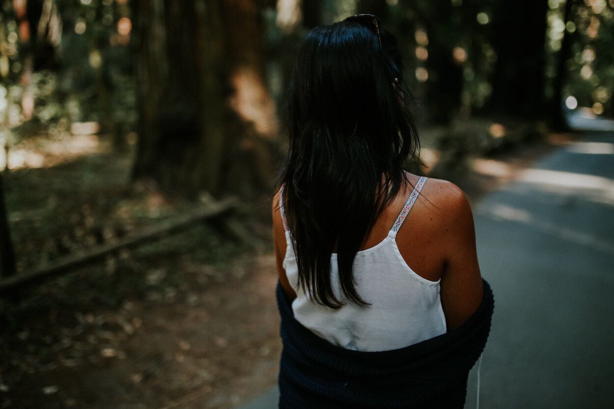 vrouw die buiten loopt met blote schouders en armen