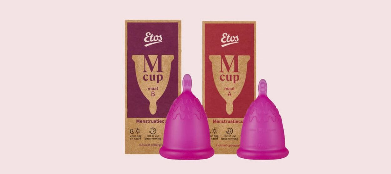 vrouw-houdt-menstruatiecup-vast
