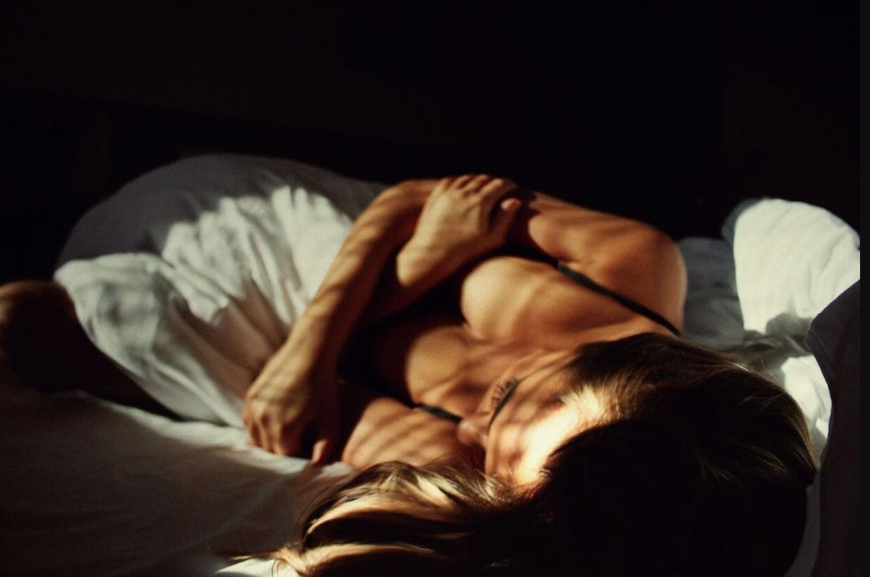 vrouwinbed