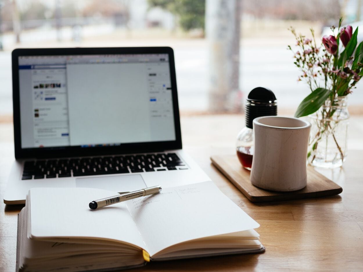 thuis werken laptop en koffie en notitieboek