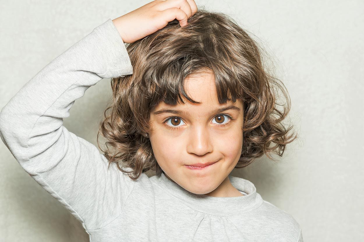 jongen met luizen