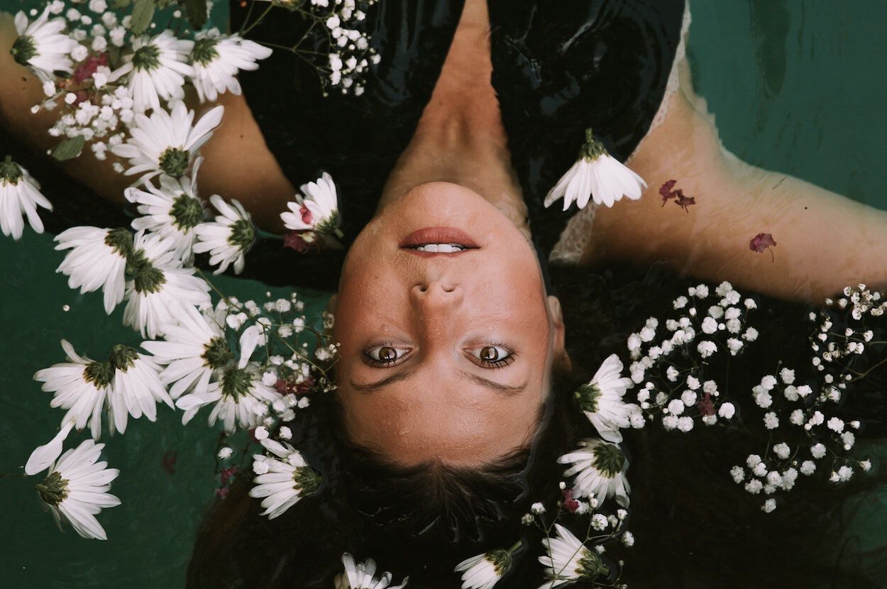 vrouw met bloemen