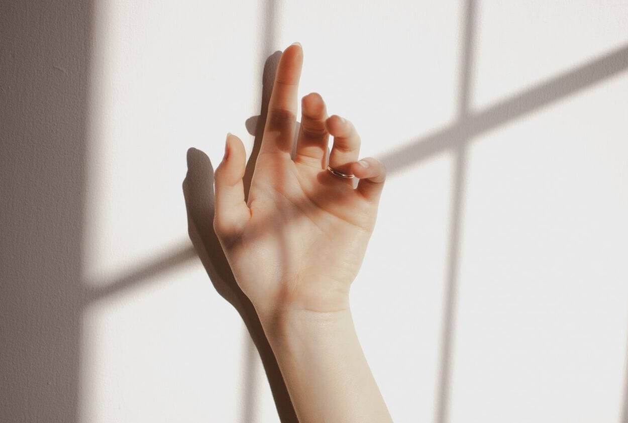 een hand in zonlicht