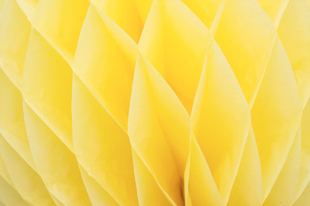 Een donkergele papieren ballon, met de kleur van afwijkende urine