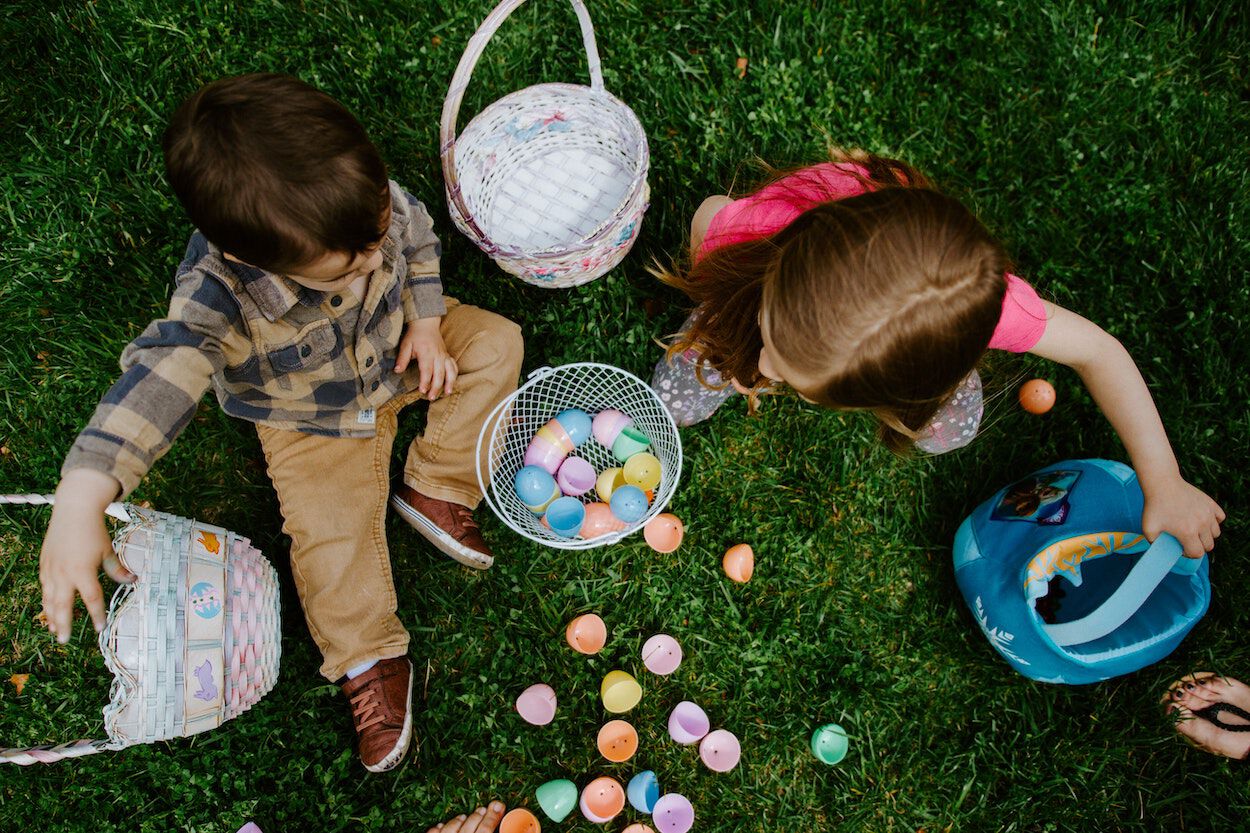 kinderen spelen met speelgoed