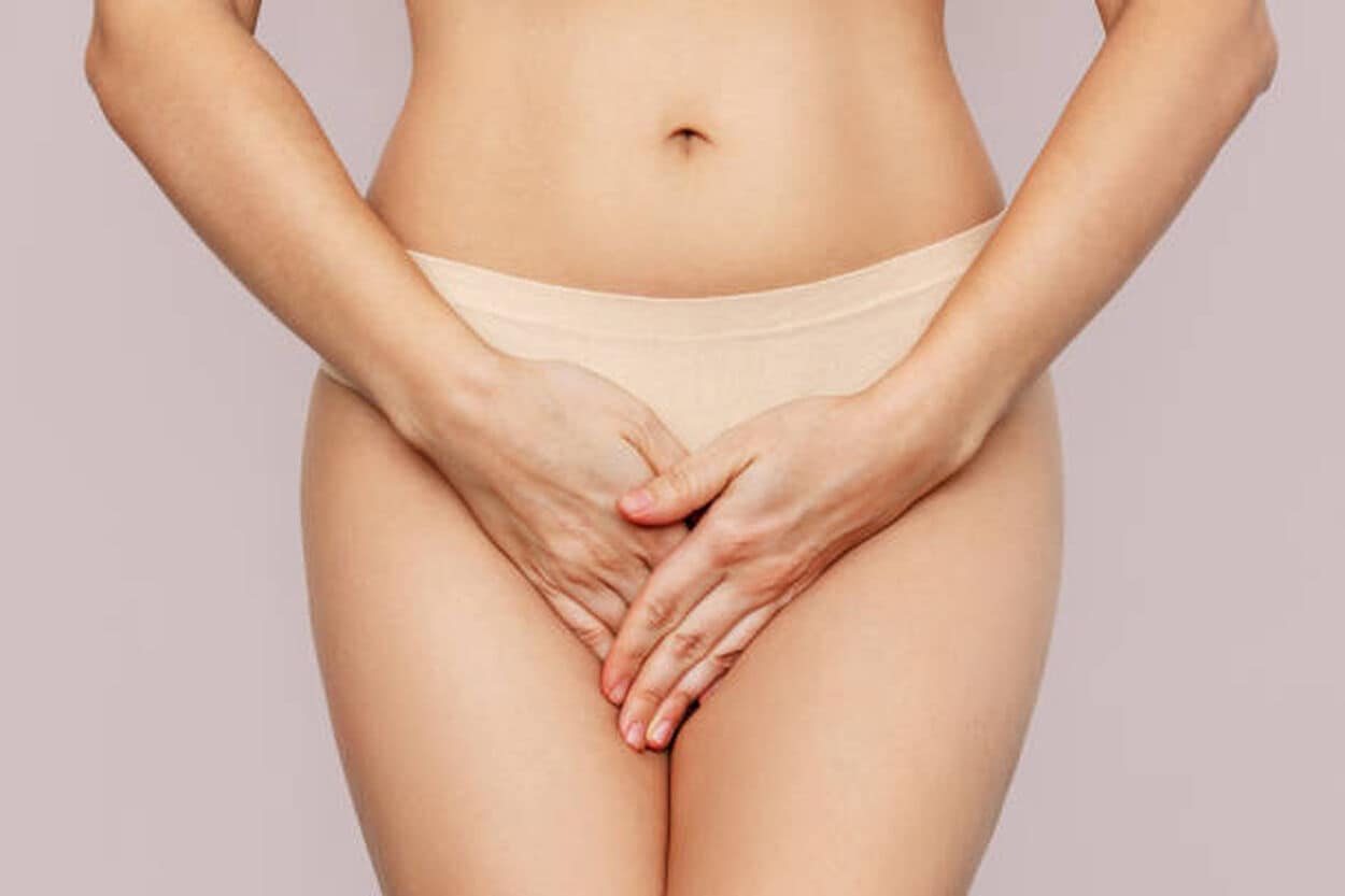 Vrouw in ondergoed mogelijk met abnormale vaginale afscheiding