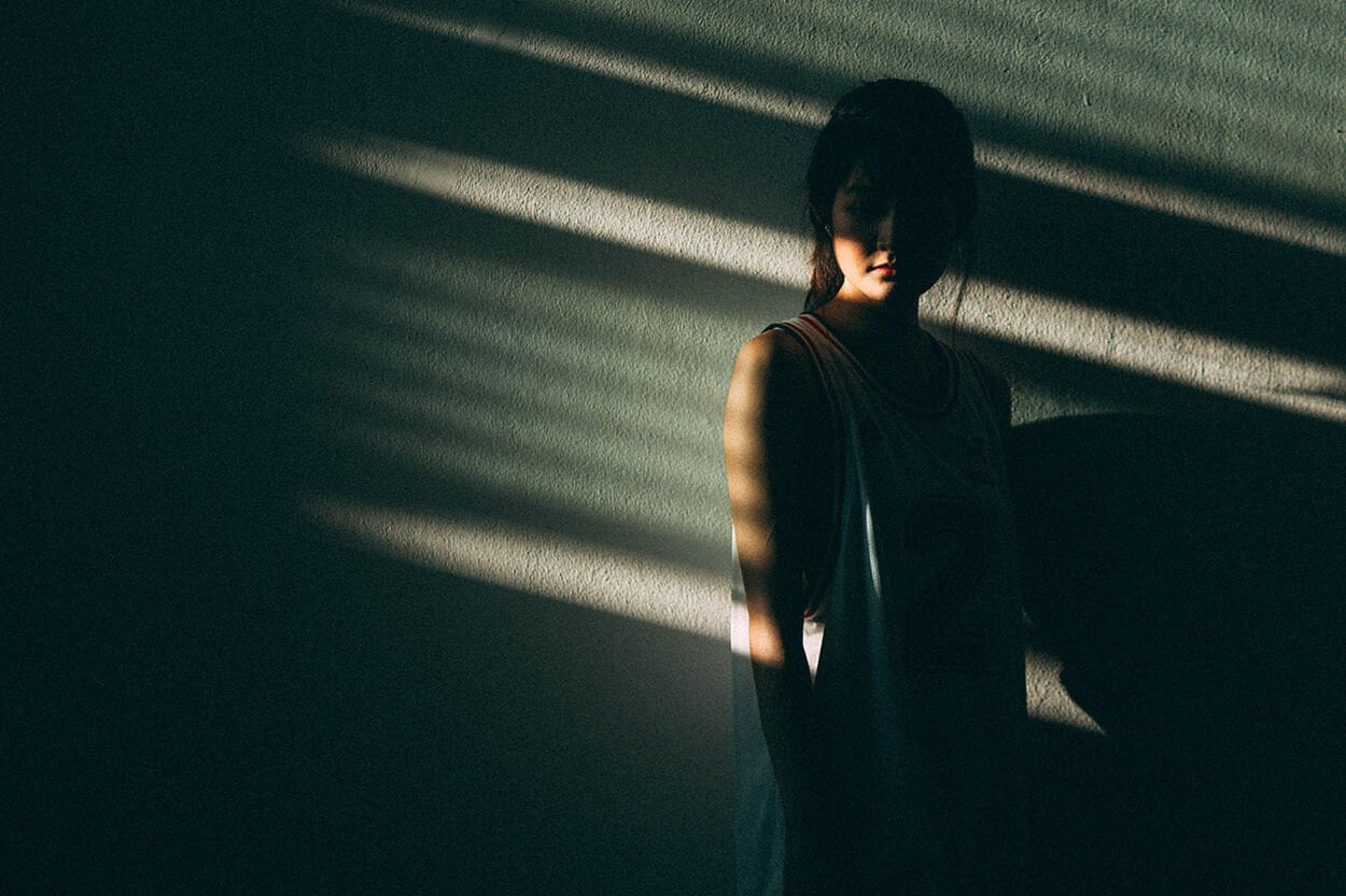 vrouw in zonnestralen