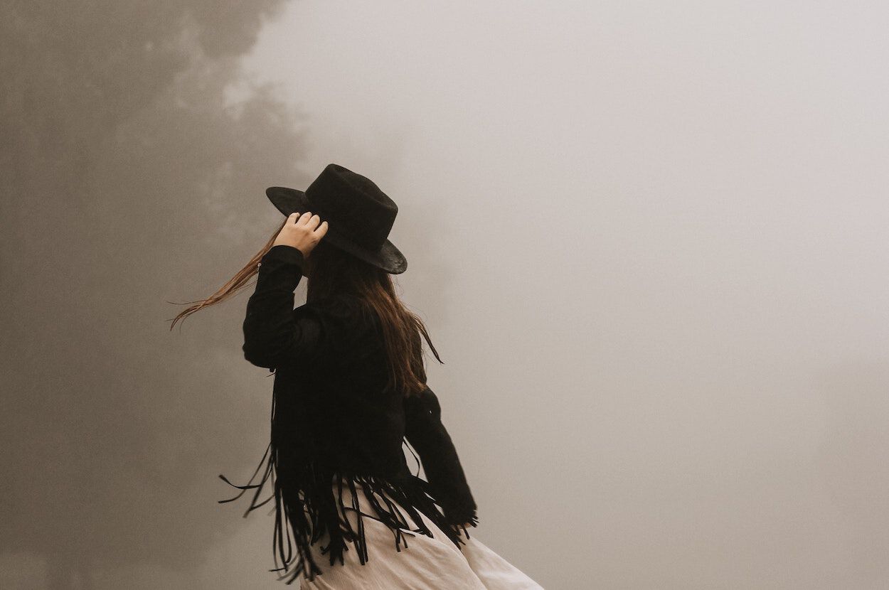 Vrouw in de mist
