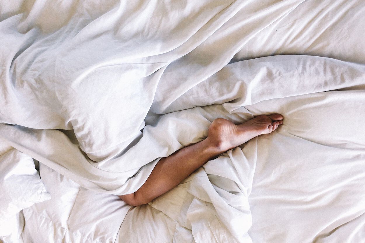 been steekt uit lakens in bed