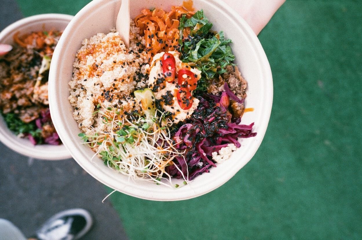 Kom met een gezonde salade met ingrediënten zoals rode kool, limoen, sla, wortel