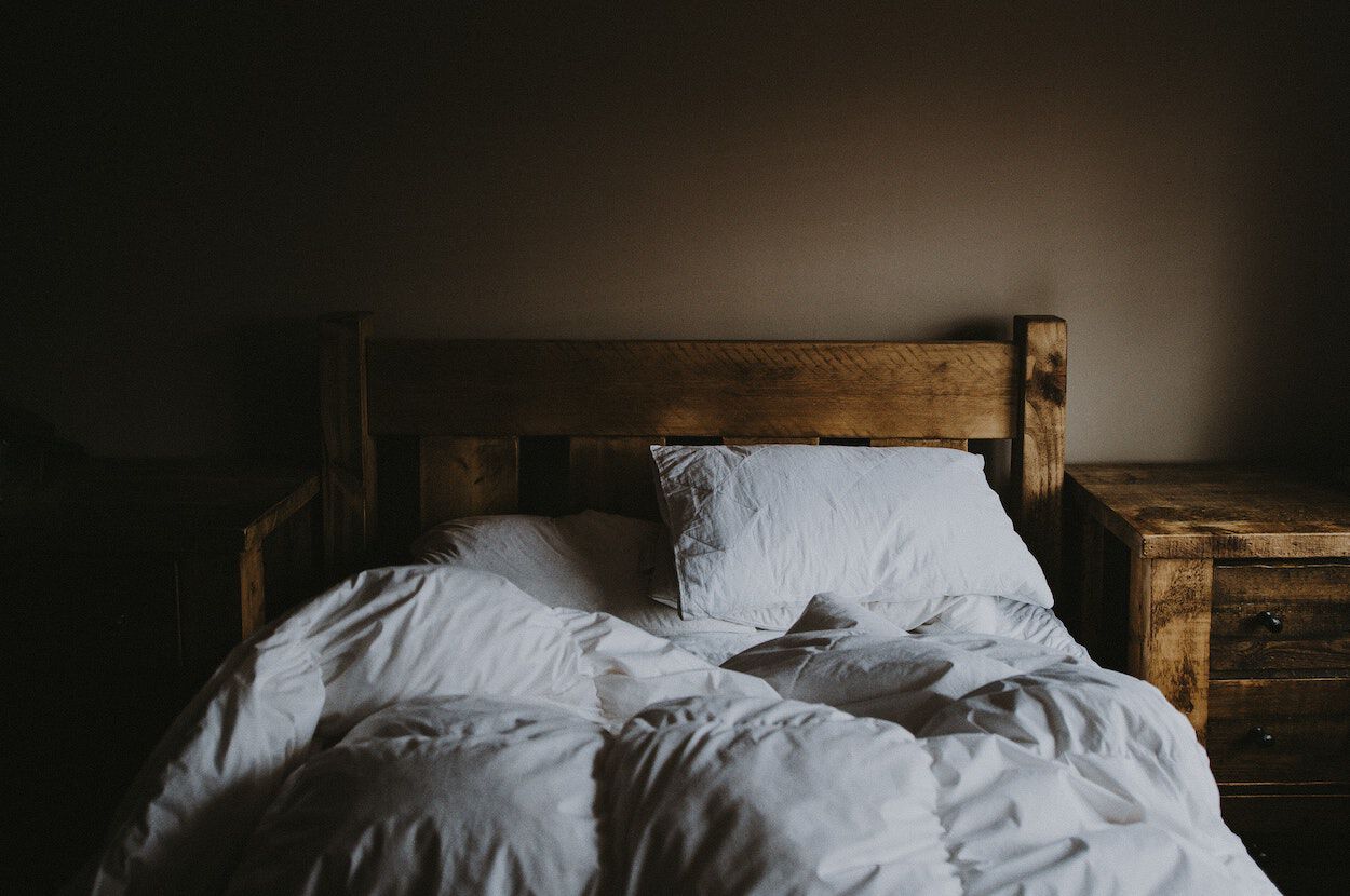 bed met witte lakens