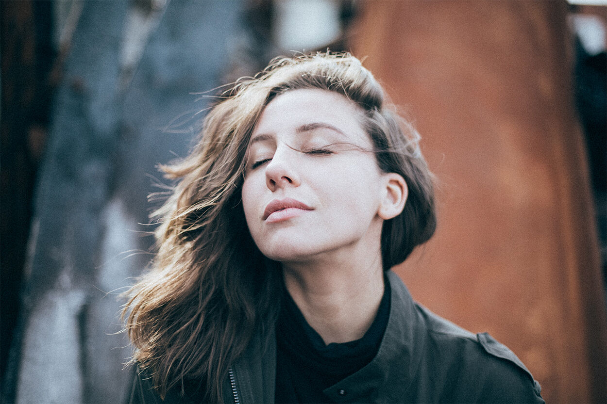 vrouw met wind in het haar