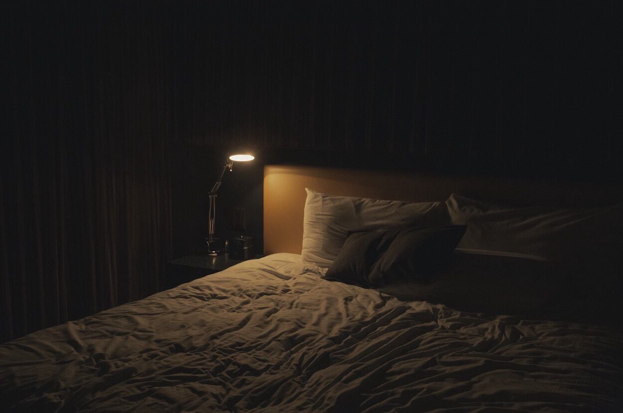 Een leeg bed, omdat iemand aan het slaapwandelen is.