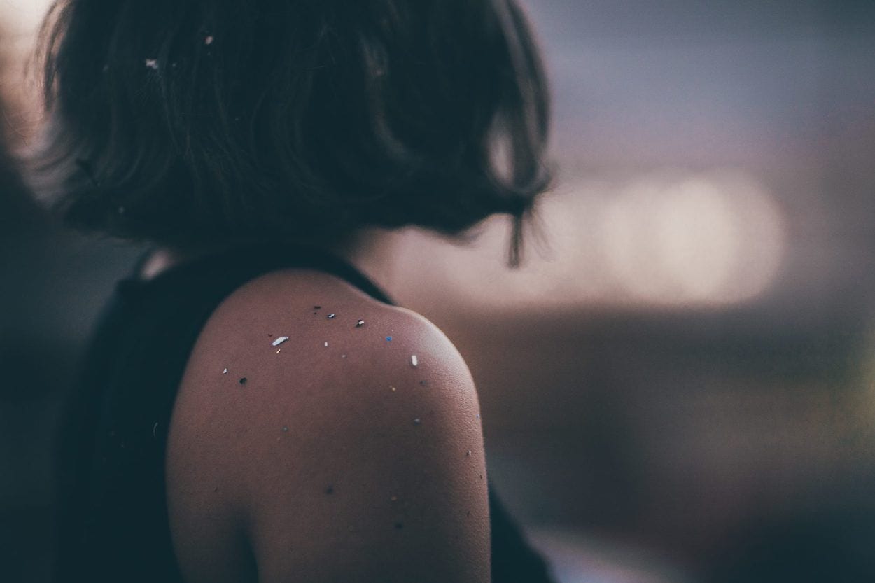 schouder met glitters van donkerharige vrouw