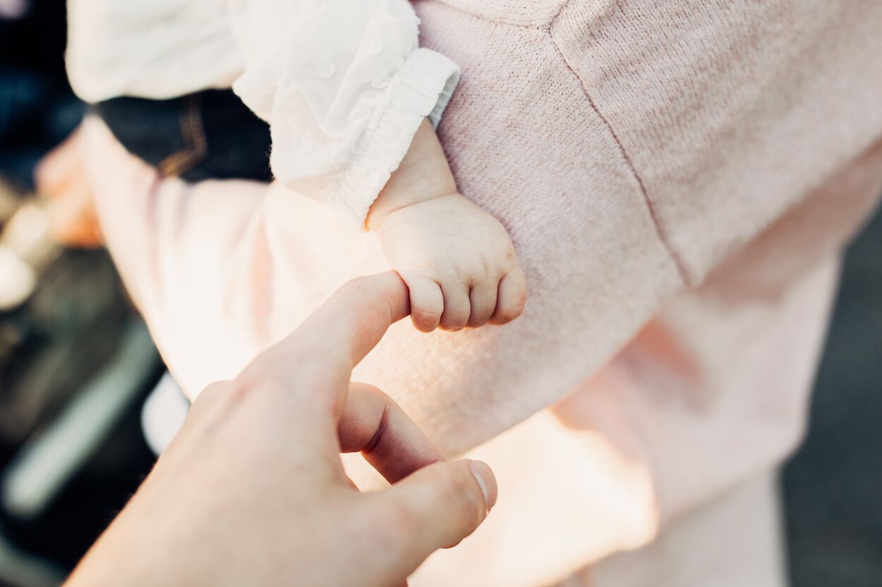 handje baby en vinger moeder