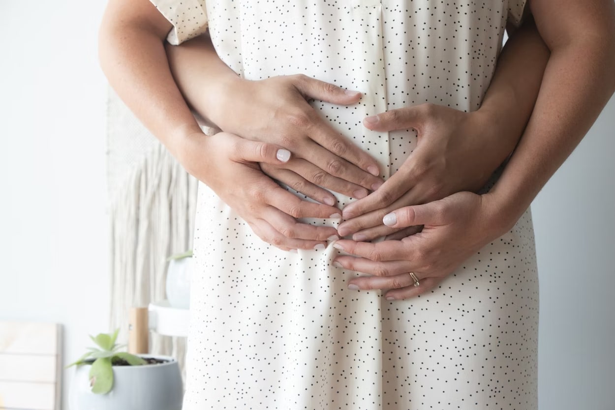 man en vrouw pakken elkaar vast